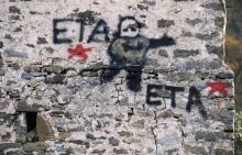 Un grafitti pro-ETA sur le mur d'une maison abandonnée dans le village de Zuaza, dans le nord de l'Espagne, le 16 décembre 2010