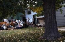 Les habitants d'une maison étant expulsés le 5 octobre 2011 à Milliken, dans le Colorado (Photo d'illustration)