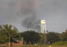 De la fumée s'élève le 1er septembre 2017 de l'usine Arkema à Crosby, au Texas