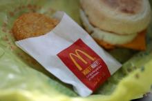 Trois confédérations syndicales européennes et américaines ont dénoncé lundi l'optimisation fiscale agressive pratiquée par McDonald's