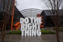 Devant le siège de Nike à Beaverton aux États-Unis, une sculpture géante reprend un slogan de l'équipementier, "Faites la bonne chose", le 22 mars 2018