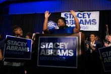 La candidate au poste de gouverneur de l'Etat de Géorgie, Stacey Abrams, fête sa victoire aux primaires démocrates à Atlanta, dans le sud des Etats-Unis, le 22 mai 2018