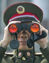 Un officier chinois pendant une réunion de l'Assemblée nationale populaire à Pékin, en mars 2004