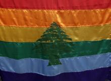 Un cèdre, cousu sur un drapeau du mouvement LGBT, lors d'une manifestation contre l'homophobie à Bey