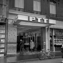 Vue extérieure d'un bureau de poste avec le logo PTT, à Paris en 1962