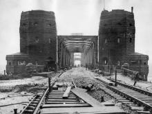 Le pont ferroviaire de Remagen, ici le 10 mars 1945 quelques jours avant son effondrement, a été pris par la 9e Divison blindée américaine trois jours plus tôt. . AFP PHOTO / US OFFICIAL PHOTO