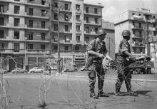 Des soldats ont procédé au bouclage du quartier européen d'Alger du "Champ de manoeuvres" et montent la garde devant les barbelés posés pour isoler le quartier le 04 mai 1962, après la signature des a