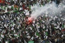 Les supporters de l'Entente Sportive de Sétif, à 330 km à l'est d'Alger, lancent des fumigènes avant un match à domicile, le 3 mai 2007