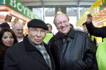 Serge Dassault et Jean-Pierre Bechter en campagne sur le marché dominical de Corbeil-Essonnes, une semaine avant les municipales de 2010