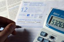 Contribuable remplissant sa déclaration d'impôt sur le revenu le 31 mars 2013 à Paris