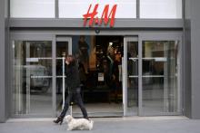Gap, Zara, H&M et Topshop annoncent le 2 mai 2018 renoncer à se fournir en laine mohair, après la diffusion par Peta d'une vidéo montrant des chèvres maltraitées