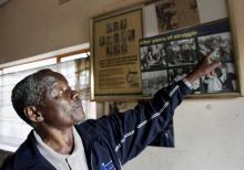Le photographe sud-africain Sam Nzima montre une de ses photos illustrant la brutalité du régime de l'apartheid à Soweto