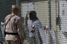 Un gardien fait face à un détenu à la prison du Camp Delta de Guantanamo, le 24 avril 2007 à Cuba