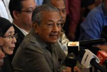 L'ancien Premier ministre de Malaisie Mahathir Mohamad, à la tête d'une coalition d'opposition victorieuse aux élections législatives, parle aux journalistes à Kuala Lumpur le 10 mai 2018