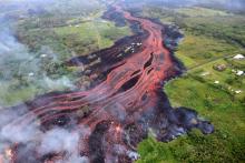 Photographie fournie le 20 mai 2018 par l'agence américaine de géologie et sismologie US Geological Survey (USGS), montrant des coulées de lave sortir le 19 mai 2018 du volcan Kilauea à Hawaï