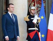 Le président Emmanuel Macron sur le perron de l'Elysée, le 20a vril 2018 à Paris