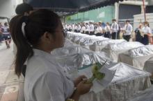 Des étudiants en médecine de l'université Chulalongkorn prient devant les cercueils de personnes qui ont fait don de leur corps à la médecine durant une cérémonie à Bangkok, le 3 mai 2018