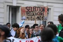 Des étudiants manifestent près de la Sorbonne à Paris le 16 mai 2018 contre la loi réformant les conditions d'accès à l'université