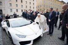 Photo prise le 15 novembre 2017 au Vatican et diffusée par son service de presse, l'Osservatore Romano, montrant le pape François inspectant la Lamborghini "Huracan" qui lui a été offerte par le const