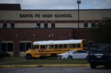 Le lycée de Santa Fe au lendemain de la fusillade au Texas, le 19 mai 2018
