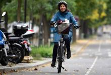 La maire de Paris Anne Hidalgo arrive place de la Bastille à vélo pour promouvoir la journée sans voiture à Paris le 1er Octobre 2017