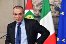 Le président italien Sergio Mattarella reçoit Carlo Cottarelli au Palais Quirinial à Rome le 28 mai 2018, sur une photo fournie par la présidence italienne