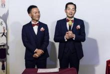 C.P. So (à droite) et Alvin Chan lors de leur mariage à Hong Kong le 5 mai 2018