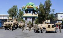 Les forces de sécurité afghanes patrouillent dans les rues de Farah, après avoir repris la ville aux talibans, le 19 mai 2018