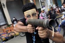 Un manifestant masqué pointe un mortier artisanal lors des manifestations contre le gouvernement nicaraguayen à Masaya le 28 mai 2018