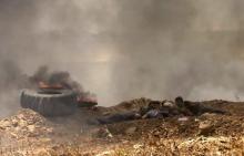 Des manifestants palestiniens désarmés se mettent à couvert alors que l'armée israélienne ouvre le feu, dans la bande de Gaza.