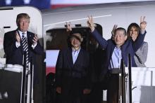 Le président américain Donald Trump et son épouse Melania arrivent dans la nuit du 10 mai sur la base militaire de St Andrews pour accueillir les trois Américains libérés par la Corée du Nord.