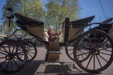 La calèche qui conduira le prince Harry et Meghan Markle lors de la procession prévue à Windsor juste après leur mariage est astiquée dans les écuries royales à Buckingham Palace, à Londres le 1er mai