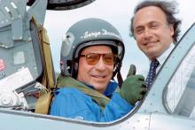 Serge Dassault (avec son fils Olivier) posant après un vol en Mirage 2000-5 le 11 juin 1997