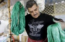 Mohamed al-Rihaoui fabrique des fils de soie dans un atelier installé sur un toit de Damas, le 23 janvier 2018
