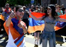 Des partisans de l'opposant arménien Nikol Pachinian manifestent sur la place centrale d'Erevan le 2 mai 2018