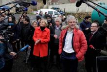 La président de la Région Ile-de-France Valérie Pécresse et le président du parti Les Républicains Laurent Wauquiez visitent une ferme près de Sagy, au nord-ouest de Paris, le 31 janvier 2018