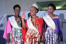 Loukou Getheme (c), remporte le titre de Miss Handicap 2018, entourée par Yanne Lasme (g), première dauphine, et Andrea Divine Astse, deuxième dauphine, le 24 mai 2018 à Abidjan, en Côte d'Ivoire