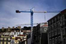 Des grues de chantier dans le quartier de la place de Figueira à Lisbonne, le 19 avril 2018