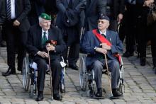 Hubert Germain (G) et Yves de Daruvar (D), tous deux compagnons de la Libération, lors d'une cérémonie en hommage au colonel Fred Moore, aux Invalides à Paris, le 22 septembre 2017