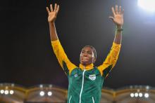 La Sud-Africaine Caster Semenya bras levés sur le podium après sa victoire en finale du 1500 m aux Jeux du Commonwealth, le 11 avril 2018 à Gold Coast