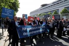 Près d'un millier de commissaires aux comptes manifestent devant le ministère de l'Economie à Paris, le 17 mai 2018