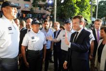 Le président Emmanuel Macron rencontre les habitants du quartier populaire de Montravel, le 4 mai 2018 à Nouméa, en Nouvelle-Calédonie