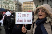 Une retraitée manifeste contre la hausse de la CSG, le 15 mars 2018 à Marseille
