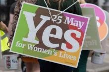 Des militants en faveur de l'avortement font campagne avant le référendum, le 24 mai 2018 à Dublin, en Irlande