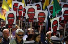 Des manifestants brandissent des pancartes dénonçant la visite à Londres du président turc Recep Tayyip Erdogan, le 15 mai 2018, avant un entretien avec la Première ministre britannique Theresa May.
