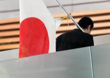Un homme portant le drapeau du Japon, le 27 avril 2018 à Tokyo