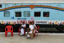 Le train-hôpital indien Lifeline Express, lors d'une étape le 13 avril 2018 à Jalore