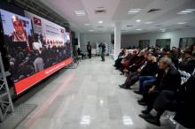 Des Tunisiens regardent le témoignage de victimes de violations des droits de l'Homme devant l'Instance Vérité et Dignité le 16 décembre 2016. L'Instance a renvoyé un nombre record d'affaires en jugem