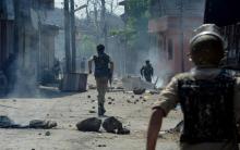Affrontements entre les forces de sécurité indiennes et des insurgés présumés à Srinagar, au Cachemire indien, le 5 mai 2018.