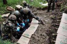 Des hommes de la section Fouilles opérationnelles spécialisées (FOS, 12 militaires) du 17e régiment du génie parachutiste dans une forêt du Tarn-et-Garonne, le 16 mai 2018